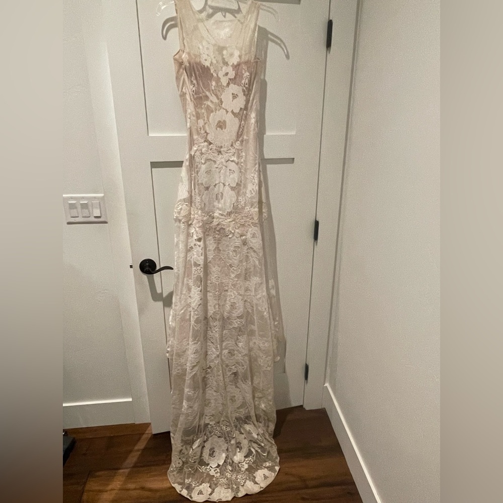 Lace, mermaid style wedding dress, lace peekaboo back, off white, size 10